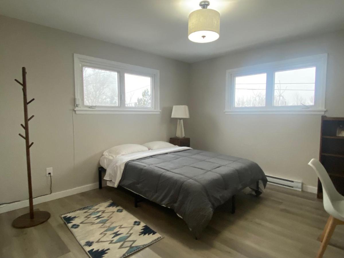 Private Room Lakeview House- Westmount Монктон Экстерьер фото