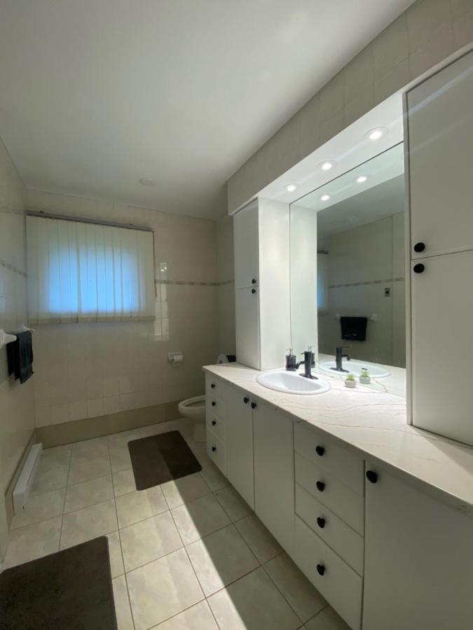 Private Room Lakeview House- Westmount Монктон Экстерьер фото