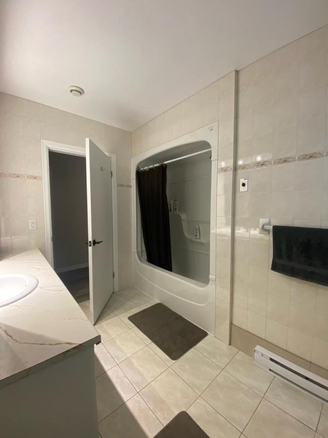 Private Room Lakeview House- Westmount Монктон Экстерьер фото