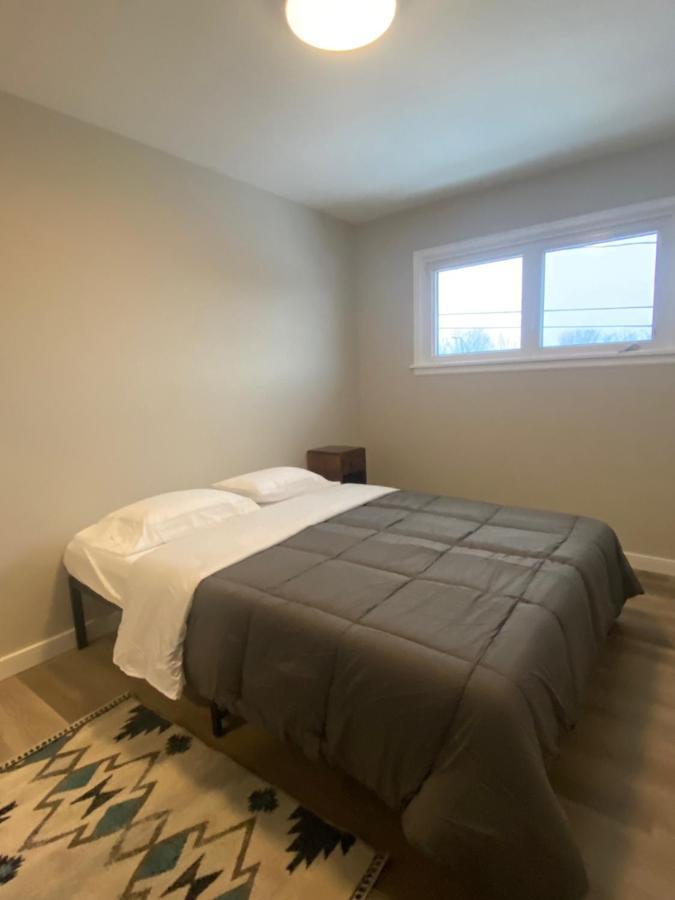 Private Room Lakeview House- Westmount Монктон Экстерьер фото