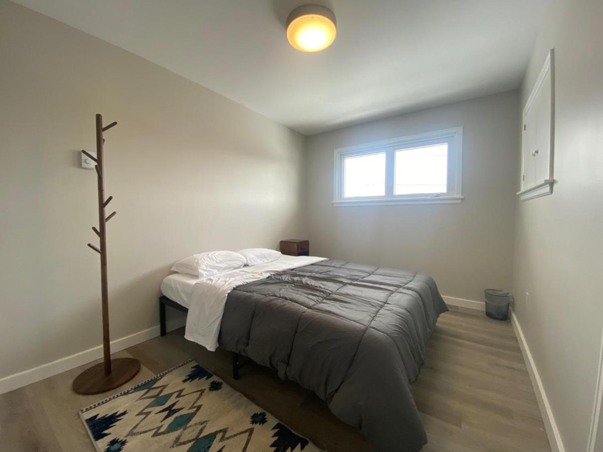 Private Room Lakeview House- Westmount Монктон Экстерьер фото