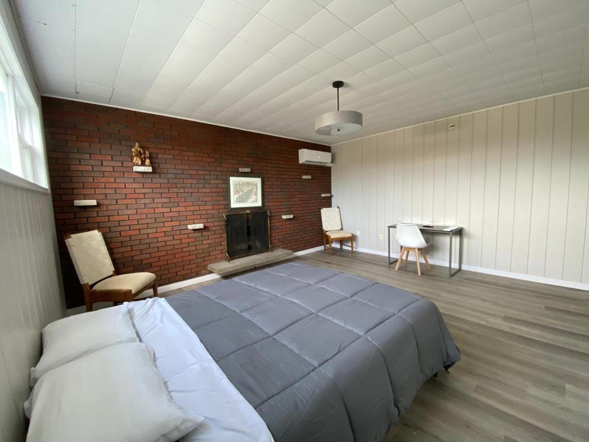 Private Room Lakeview House- Westmount Монктон Экстерьер фото